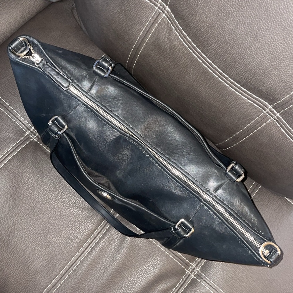 Coach shoulder bag preowned handles are cracking just at the shoulder area - Picture 4 of 11